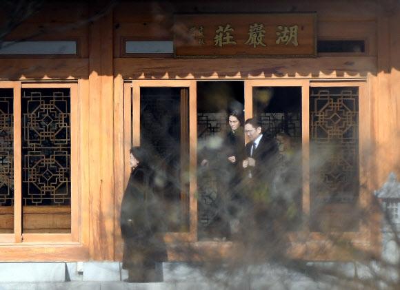 19일 오전 경기도 용인시 호암미술관 인근 선영에서 열린 삼성그룹 창업주 호암 이병철 선대 회장의 32주기 추도식에 홍라희 전 리움미술관장, 이재용 삼성전자 부회장, 이서현 삼성복지재단 이사장이 참석하고 있다. 2019.11.19  연합뉴스