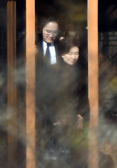 19일 오전 경기도 용인시 호암미술관 인근 선영에서 열린 삼성그룹 창업주 호암 이병철 선대 회장의 32주기 추도식에 홍라희 전 리움미술관 관장과 이재용 삼성전자 부회장이 참석하고 있다. 2019.11.19  연합뉴스