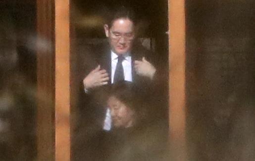 홍라희 전 리움미술관 관장과 이재용 삼성전자 부회장이 19일 오전 경기도 용인시 호암미술관 인근 선영에서 열린 삼성그룹 창업주인 호암 이병철 선대 회장의 32주기 추도식에 참석하고 있다. 2019.11.19 뉴스1