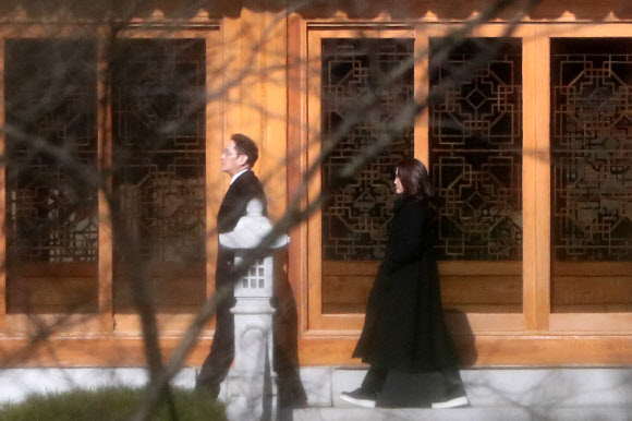 19일 오전 경기도 용인시 호암미술관 인근 선영에서 열린 삼성그룹 창업주 호암 이병철 선대 회장의 32주기 추도식에 이재용 삼성전자 부회장과 이서현 삼성복지재단 이사장이 참석하고 있다. 2019.11.19  연합뉴스