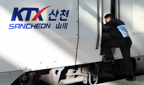 19일 서울 용산구 서울역에서 한 직원이 열차에 올라타고 있다. 지난 15일부터 열차 출발을 지연시키는 ‘준법투쟁’에 들어간 전국철도노동조합은 4조 2교대 근무제 도입을 위한 인력 4천명 충원 등을 요구하며 오는 20일부터 무기한 총파업에 들어갈 예정이다. 2019. 11. 19 박윤슬 기자 seul@seoul.co.kr