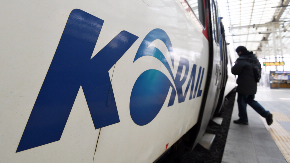 19일 서울 용산구 서울역에서 승객들이 열차로 향하고 있다. 지난 15일부터 열차 출발을 지연시키는 ‘준법투쟁’에 들어간 전국철도노동조합은 4조 2교대 근무제 도입을 위한 인력 4천명 충원 등을 요구하며 오는 20일부터 무기한 총파업에 들어갈 예정이다. 2019. 11. 19 박윤슬 기자 seul@seoul.co.kr