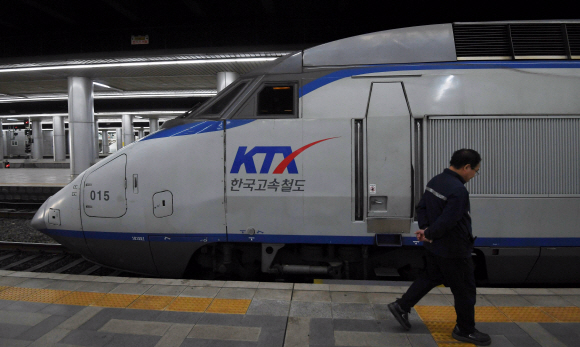 19일 서울 용산구 서울역에서 한 관계자가 정차돼 있는 열차를 둘러보고 있다. 지난 15일부터 열차 출발을 지연시키는 ‘준법투쟁’에 들어간 전국철도노동조합은 4조 2교대 근무제 도입을 위한 인력 4천명 충원 등을 요구하며 오는 20일부터 무기한 총파업에 들어갈 예정이다. 2019. 11. 19 박윤슬 기자 seul@seoul.co.kr