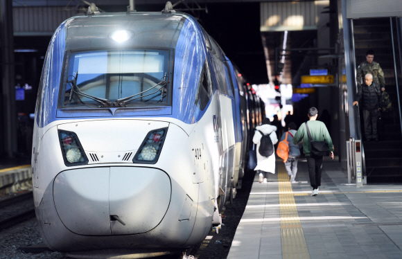 19일 서울 용산구 서울역에서 승객들이 열차로 향하고 있다. 지난 15일부터 열차 출발을 지연시키는 ‘준법투쟁’에 들어간 전국철도노동조합은 4조 2교대 근무제 도입을 위한 인력 4천명 충원 등을 요구하며 오는 20일부터 무기한 총파업에 들어갈 예정이다. 2019. 11. 19 박윤슬 기자 seul@seoul.co.kr