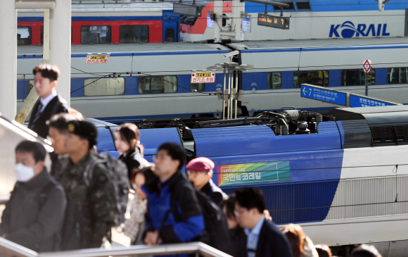 19일 서울 용산구 서울역에서 승객들이 대합실로 향하고 있다. 지난 15일부터 열차 출발을 지연시키는 ‘준법투쟁’에 들어간 전국철도노동조합은 4조 2교대 근무제 도입을 위한 인력 4천명 충원 등을 요구하며 오는 20일부터 무기한 총파업에 들어갈 예정이다. 2019. 11. 19 박윤슬 기자 seul@seoul.co.kr