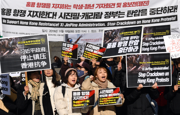 17일 서울 명동 중국대사관 앞에서 열린 홍콩민주 항쟁 지지, 시진핑정부의 홍콩탄압 중단을 촉구하는 기자회견에 참석한 청년 학생과 유학생들이 행진을 하며 구호를 외치고 있다. 2019.11.19 박지환기자 popocar@seoul.co.kr
