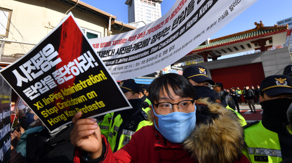 17일 서울 명동 중국대사관 앞에서 열린 홍콩민주 항쟁 지지, 시진핑정부의 홍콩탄압 중단을 촉구하는 기자회견에 참석한 청년 학생과 유학생들이 피켓을 들고 있다. 2019.11.19 박지환기자 popocar@seoul.co.kr