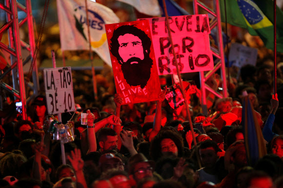 17일(현지시간) 브라질 레시페에서 열린 대규모 집회에서 루이스 이나시우 룰라 다실바 전 대통령 지지자들이 거리를 가득 채우고 있더레시페 로이터 연합뉴스
