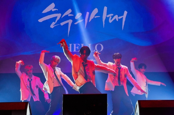 CIX가 19일 서울 광진구 예스24라이브홀에서 연 쇼케이스에서 타이틀곡 ‘순수의 시대’ 무대를 처음 선보이고 있다. C9엔터테인먼트 제공