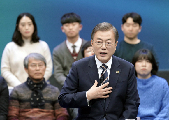 문재인 대통령이 19일 오후 서울 상암동 MBC에서 열린 ‘국민이 묻는다, 2019 국민과의 대화’에서 패널들의 질문에 답하고 있다. 2019.11.19 도준석 기자 pado@seoul.co.kr