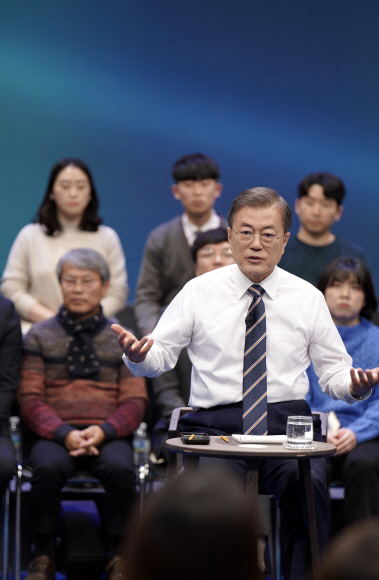 문재인 대통령이 19일 오후 서울 상암동 MBC에서 열린 ‘국민이 묻는다, 2019 국민과의 대화’에서 패널의 질문에 답하고 있다. 2019.11.19 도준석 기자 pado@seoul.co.kr