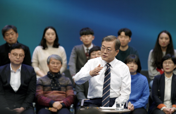 문재인 대통령이 19일 오후 서울 상암동 MBC에서 열린 ‘국민이 묻는다, 2019 국민과의 대화’에서 패널의 질문에 답하고 있다. <br>2019.11.19 도준석 기자 pado@seoul.co.kr