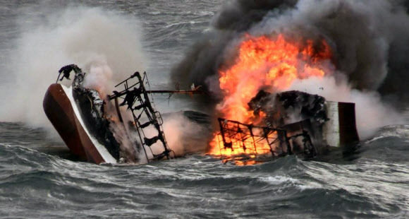 19일 오전 제주 차귀도 서쪽 해상에서 화재가 발생한 통영 선적 연승어선 대성호(29t)가 연기를 뿜으며 침몰하고 있다. 이 화재로 1명이 숨지고 11명이 실종됐다. 제주 연합뉴스