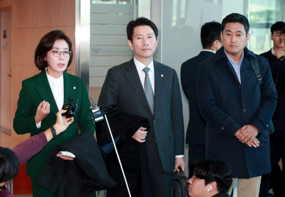 출국 전 취재진 질문에 답하는 3당 원내대표