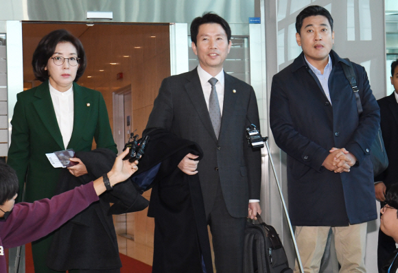 더불어민주당 이인영(가운데), 자유한국당 나경원(왼쪽), 바른미래당 오신환 원내대표가 20일 오전 인천국제공항 제2터미널에서 출국하며 발언하고 있다. 미국 워싱턴DC로 향하는 이들 3당 원내대표는 4박 5일간 미국에 머물며 미국 의회 및 정부 주요 인사들과 면담, 방위비 분담금과 관련한 한국의 입장을 전달할 예정이다. 2019.11.20 김명국선임기자 daunso@seoul.co.kr