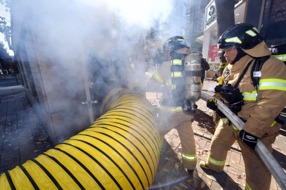 20일 오전 서울 마포구의 한 아파트 단지에서 열린 서울시 공동구 화재 발생 대비 합동훈련에서 소방관이 지하에서 발생한 연기를 빼내고 있다.  2019.11.20  정연호 기자 tpgod@seoul.co.kr