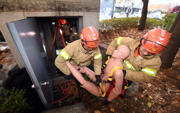 20일 오전 서울 마포구의 한 아파트 단지에서 열린 서울시 공동구 화재 발생 대비 합동훈련에서 소방관이 지하에서 인명을 구조하는 훈련을 하고  있다.  2019.11.20  정연호 기자 tpgod@seoul.co.kr