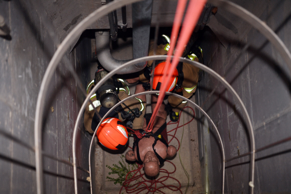 20일 오전 서울 마포구의 한 아파트 단지에서 열린 서울시 공동구 화재 발생 대비 합동훈련에서 소방관이 지하에서 인명을 구조하는 훈련을 하고  있다.  2019.11.20  정연호 기자 tpgod@seoul.co.kr