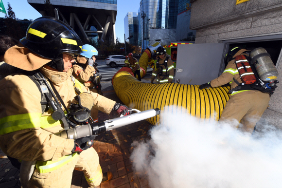 20일 오전 서울 마포구의 한 아파트 단지에서 열린 서울시 공동구 화재 발생 대비 합동훈련에서 소방관이 지하에서 발생한 연기를 빼내고 있다.  2019.11.20  정연호 기자 tpgod@seoul.co.kr