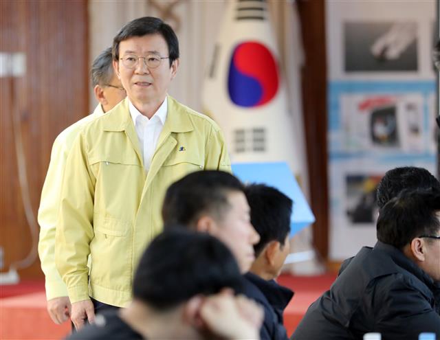 실종자 가족 위로차 제주해양경찰서 찾은 문성혁 장관