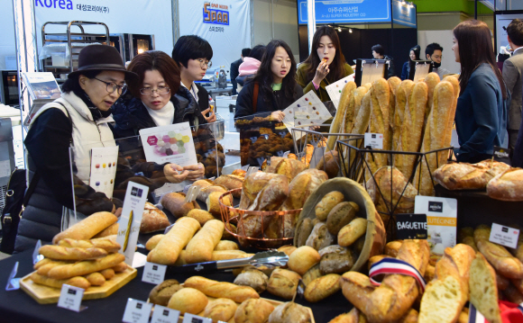20일 서울 강남구 삼성동 코엑스에서 열리고 있는 ‘2019 코엑스 푸드위크’에서 관람객들이 전시부스를 둘러보며 다양한 체험을 해보고 있다. 이번 행사는 18개국 872개사 6만여 바이어가 참가한 역대 최대 규모로  20일부터 총 나흘간 코엑스 전관에서 개최한다. 2019.11.20 이종원 선임기자 jongwon@seoul.co.kr
