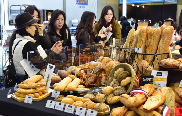 20일 서울 강남구 삼성동 코엑스에서 열리고 있는 ‘2019 코엑스 푸드위크’에서 관람객들이 전시부스를 둘러보며 다양한 체험을 해보고 있다. 이번 행사는 18개국 872개사 6만여 바이어가 참가한 역대 최대 규모로  20일부터 총 나흘간 코엑스 전관에서 개최한다. 2019.11.20 이종원 선임기자 jongwon@seoul.co.kr