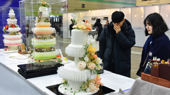 20일 서울 강남구 삼성동 코엑스에서 열리고 있는 ‘2019 코엑스 푸드위크’ 의 일환으로 열린 푸드전시회에서 관람객들이 작품을 둘러보고 있다. 이번 행사는 18개국 872개사 6만여 바이어가 참가한 역대 최대 규모로  20일부터 총 나흘간 코엑스 전관에서 개최한다. 2019.11.20 이종원 선임기자 jongwon@seoul.co.kr