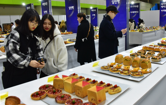 20일 서울 강남구 삼성동 코엑스에서 열리고 있는 ‘2019 코엑스 푸드위크’ 의 일환으로 열린 푸드전시회에서 관람객들이 작품을 둘러보고 있다. 이번 행사는 18개국 872개사 6만여 바이어가 참가한 역대 최대 규모로  20일부터 총 나흘간 코엑스 전관에서 개최한다. 2019.11.20 이종원 선임기자 jongwon@seoul.co.kr