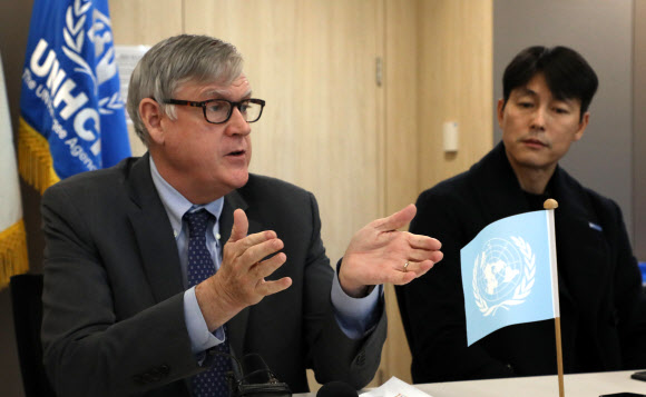 글로벌 난민포럼 설명하는 제임스 린치 대표