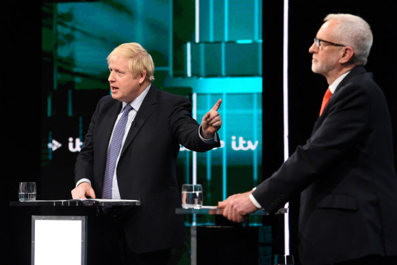 보리스 존슨(왼쪽) 영국 총리가 19일(현지시간) ITV주최로 열린 총선 TV토론에서 제러미 코빈 노동당 대표와 논쟁을 하고 있다. 런던 AFP 연합뉴스
