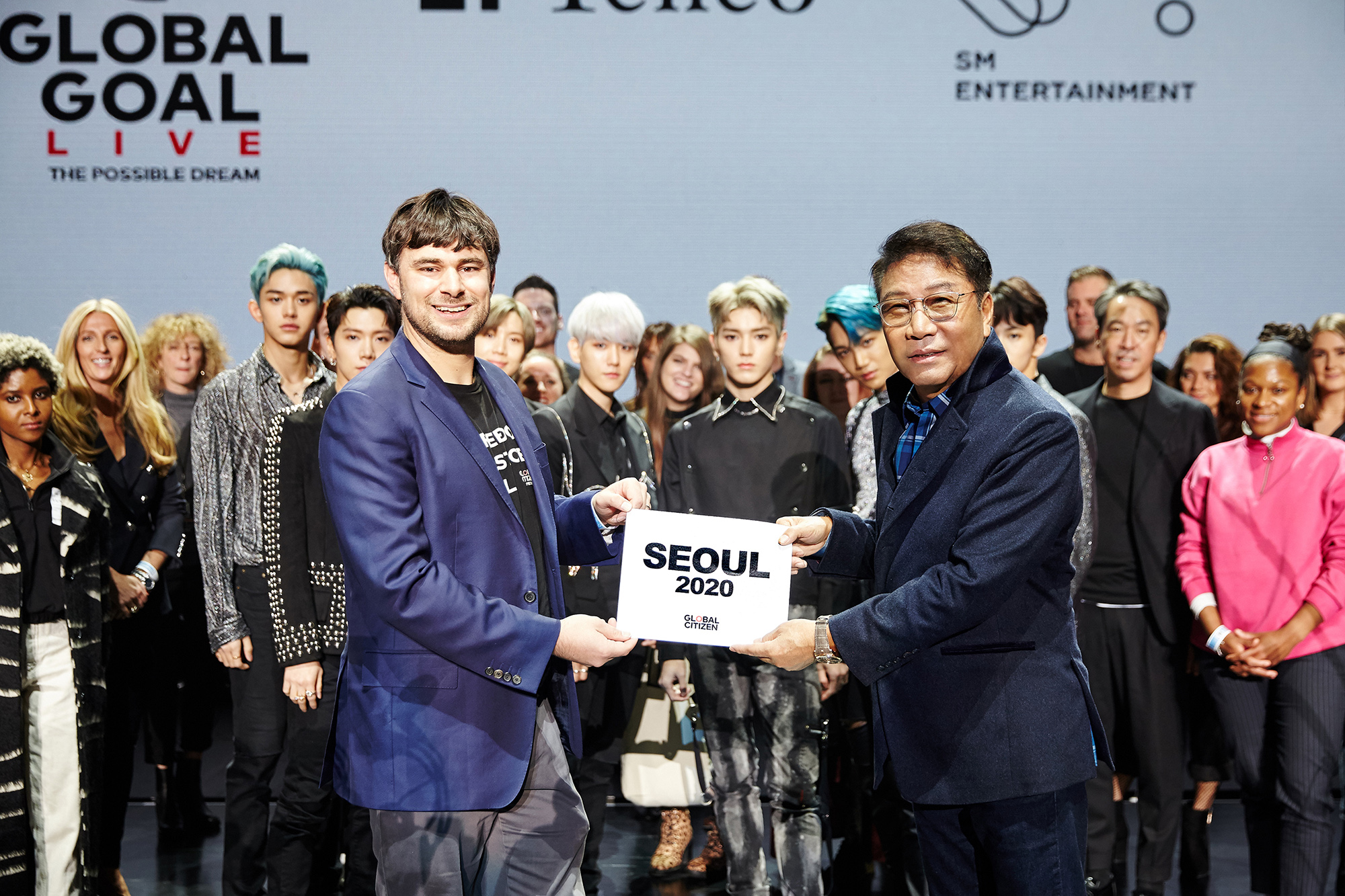 이수만(오른쪽) SM 총괄 프로듀서가 19일(현지시간) 미국 뉴욕 메디슨 스퀘어 가든에서 글로벌 시티즌 공동창랍자인 사이먼 모스(왼쪽)과 만난 자리에서 내년 9월 열리는 ‘글로벌 골 라이브: 더 파서블 드림’ 아시아 개최지가 한국 서울임을 발표하고 있다. SM엔터테인먼트 제공
