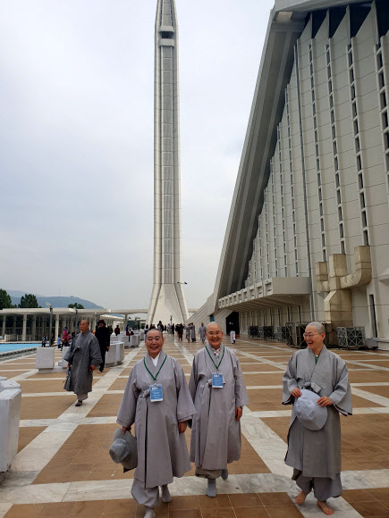 파이살 모스크 찾은 스님들