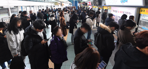 철도파업 이틀째인 21일 서울 지하철 1호선 신도림역이 출근하는 시민들로 붐비고 있다. 2019.11.21 오장환 기자 5zzang@seoul.co.kr