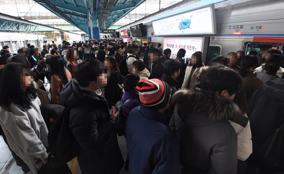 지난해 철도파업 당시 서울 지하철 1호선 신도림역이 출근하는 시민들로 붐비고 있다. 2019.11.21 오장환 기자 5zzang@seoul.co.kr
