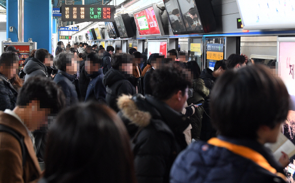 철도파업 이틀째인 21일 서울 지하철 1호선 신도림역이 출근하는 시민들로 붐비고 있다. 2019.11.21 오장환 기자 5zzang@seoul.co.kr