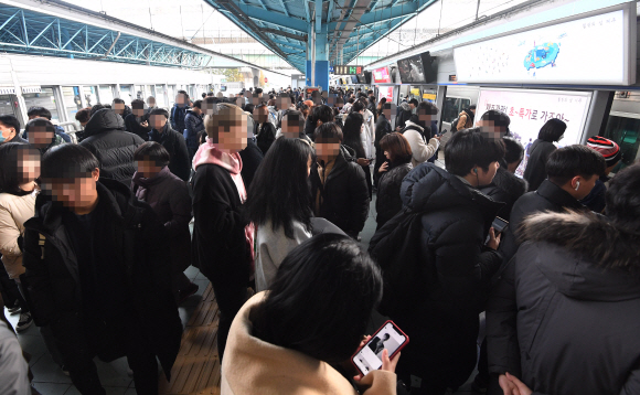 철도파업 이틀째인 21일 서울 지하철 1호선 신도림역이 출근하는 시민들로 붐비고 있다. 2019.11.21 오장환 기자 5zzang@seoul.co.kr