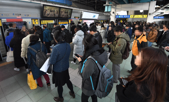 서울 지하철 1호선이 출근하는 시민들로 붐비고 있다. 2019.11.21 오장환 기자 5zzang@seoul.co.kr