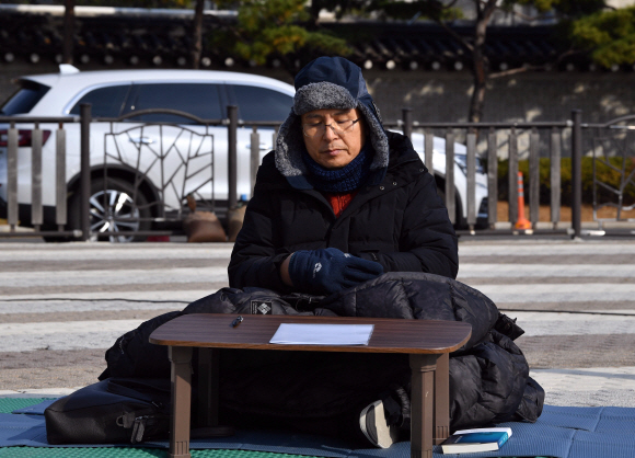 21일 청와대 분수대 앞에서 황교안 자유한국당 대표가 단식투쟁을 하고 있다. 2019.11.21 박지환 기자 popocar@seoul.co.kr