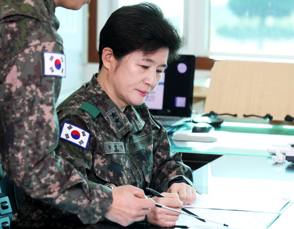 업무 보는 강선영 신임 육군항공작전사령관