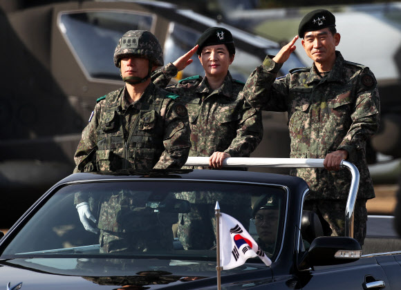 열병하는 신임 강선영 항공작전사령관