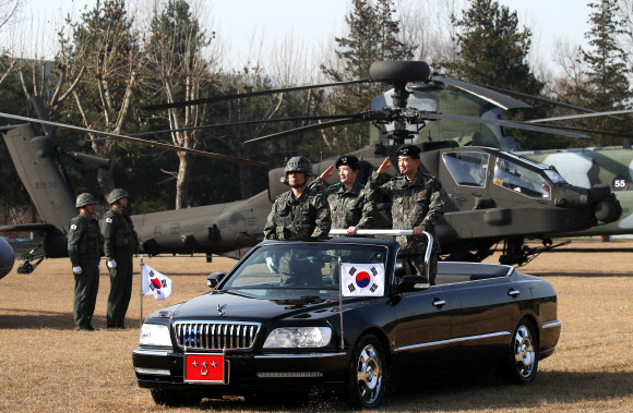 열병하는 신임 강선영 항공작전사령관