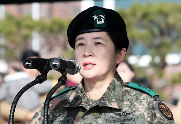 취임사 하는 신임 강선영 육군항공작전사령관