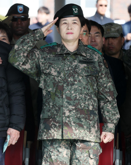 경례하는 강선영 신임 육군항공작전사령관