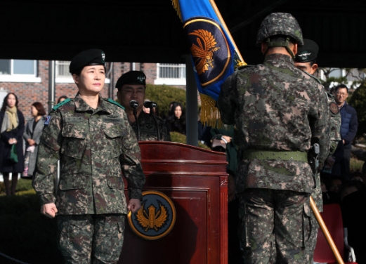 부대기 이양받는 강선영 신임 육군항공작전사령관
