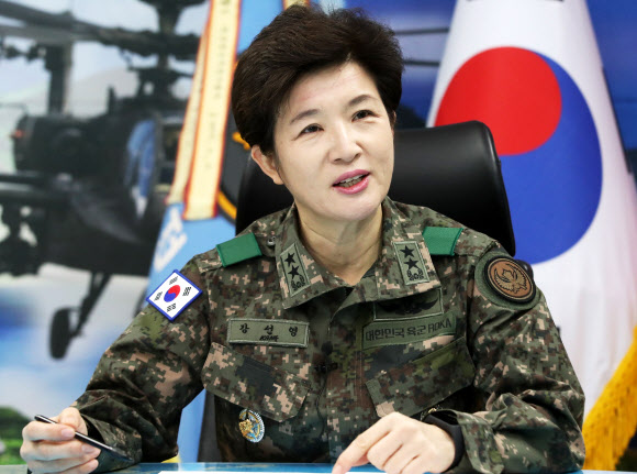 인터뷰하는 강선영 신임 육군항공작전사령관