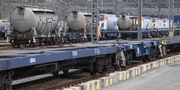 전국철도노동조합의 무기한 총파업 이틀째인 21일 경기도 의왕시 오봉역에 화물열차가 정차되어 있다. 2019.11.21 오장환 기자 5zzang@seoul.co.kr