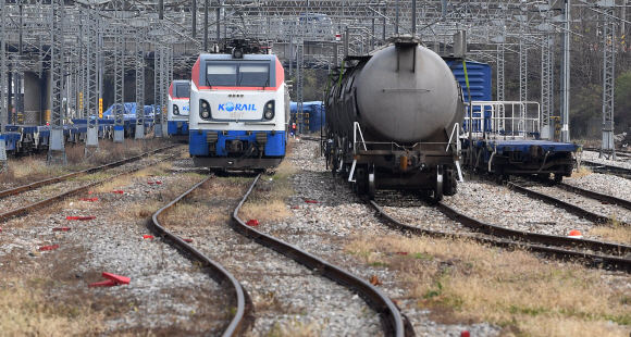 전국철도노동조합의 무기한 총파업 이틀째인 21일 경기도 의왕시 오봉역에 화물열차가 정차되어 있다. 2019.11.21 오장환 기자 5zzang@seoul.co.kr