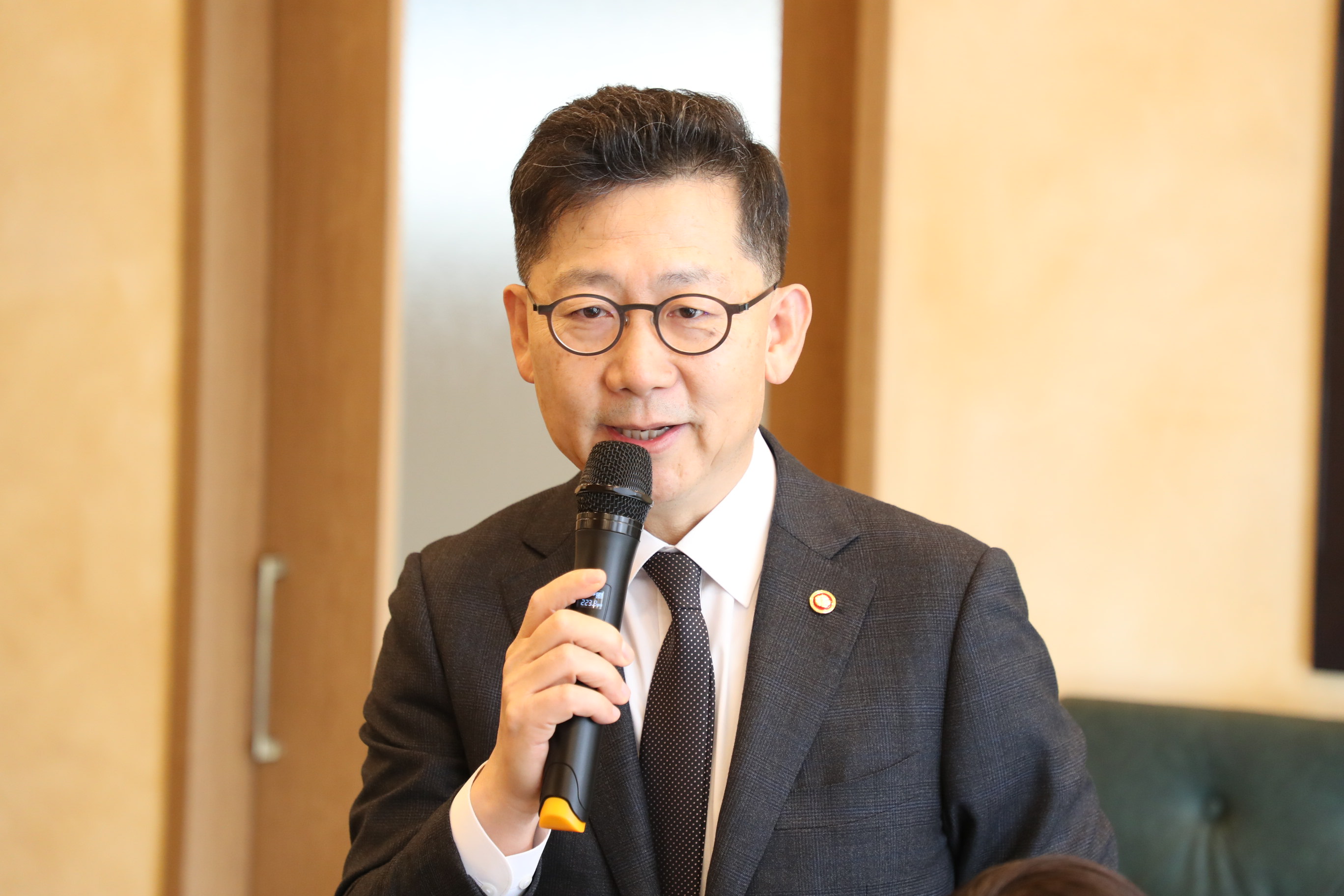 김현수 농림축산식품부 장관이 21일 세종시의 한 식당에서 기자간담회 도중 인사말을 하고 있다.  농림축산식품부 제공  