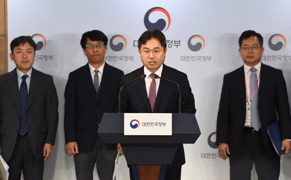 이남우(왼쪽 세 번째) 국방부 인사복지실장이 21일 정부서울청사 브리핑룸에서 병역 대체복무제도 개선 계획을 발표하고 있다. 오장환 기자 5zzang@seoul.co.kr