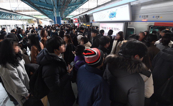 전국철도노조 파업 이틀째를 맞은 21일 서울 지하철 1호선 신도림역이 출근하는 시민들로 붐비고 있다. 코레일에 따르면 이날부터 수도권 전철은 평시 대비 82%로 운행한다. 오장환 기자 5zzang@seoul.co.kr